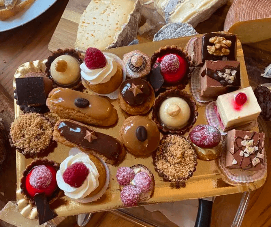 How can I avoid tourist-trap restaurants and eat like a local when holidaying in France?