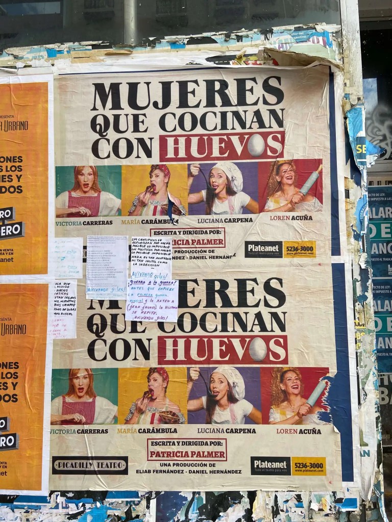 Mujeres que cocinan con huevos poster